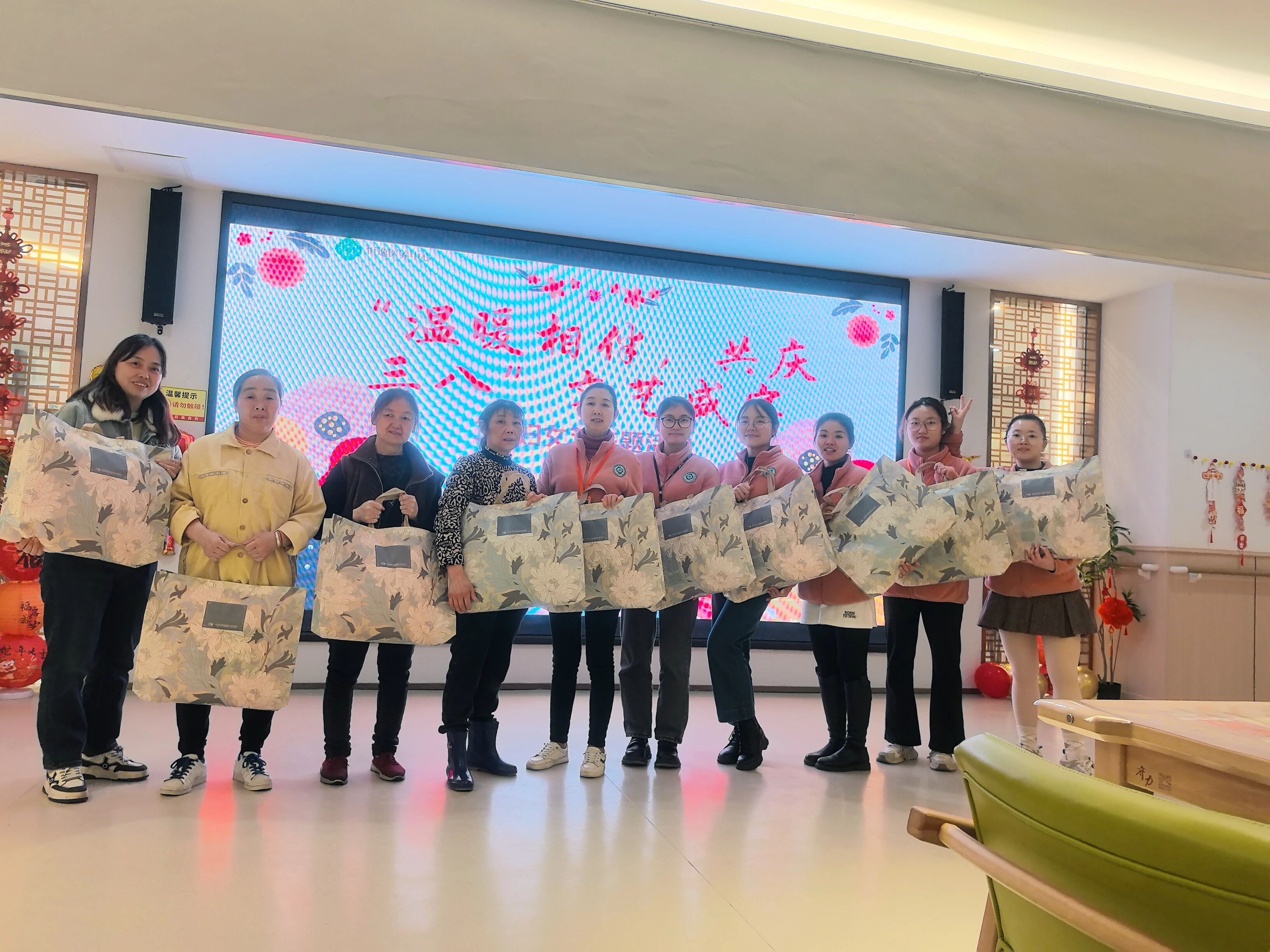 【中心活动】情暖春日，共绽芳华，祝愿所有女性同胞们节日快乐！